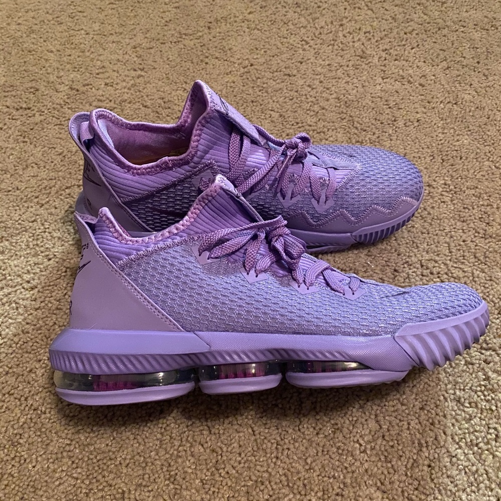Lebron 16 low Atomic Violet